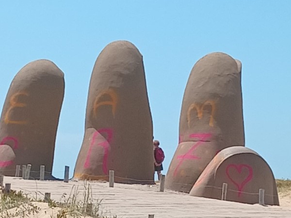 Una mujer grafiteó el monumento “Los dedos” de Punta del Este